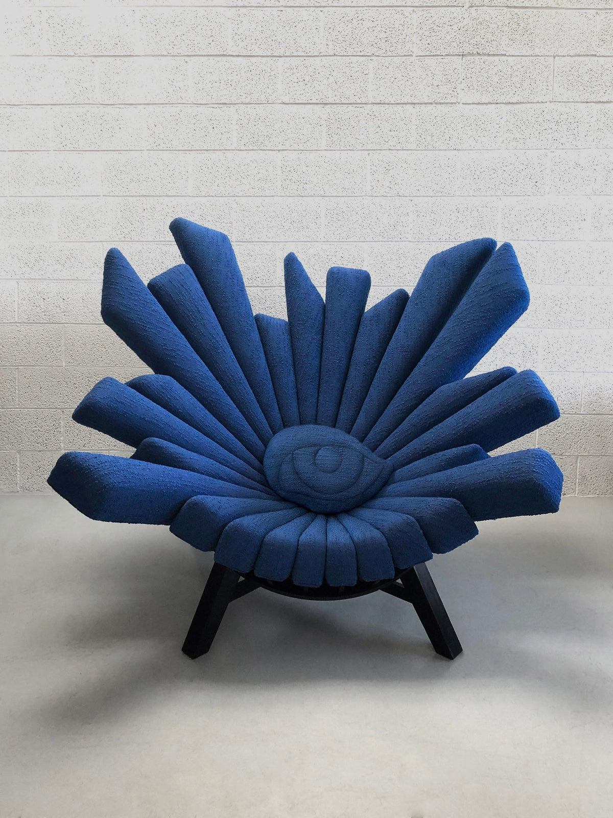 ALL-SEEING LOUNGE CHAIR